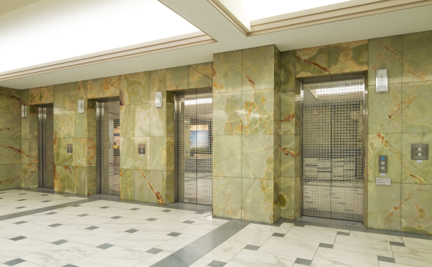 1Fエレベーターホールの壁は、大理石の一種グリーンオニキスで装飾されていました。大切に剝がし新本社でも再利用します。