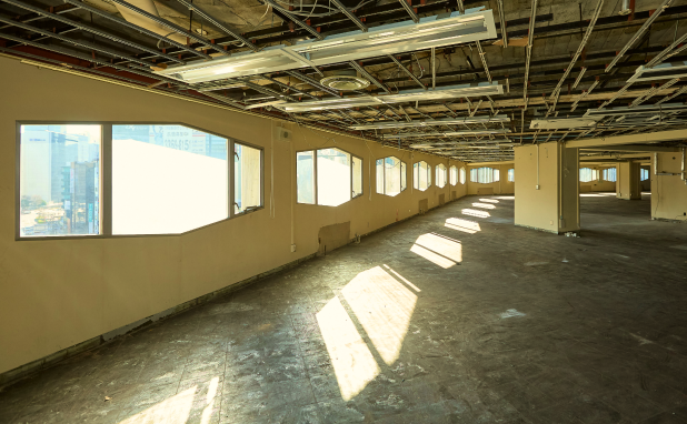 内装が取り外された室内。