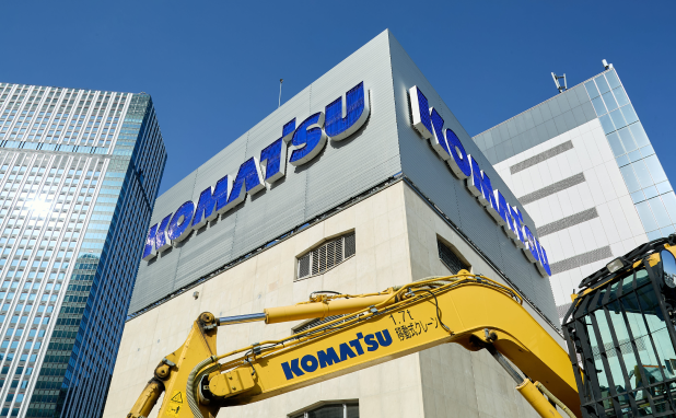 屋上庭園の樹木を移植するためにコマツの建機を屋上に搬入しました。