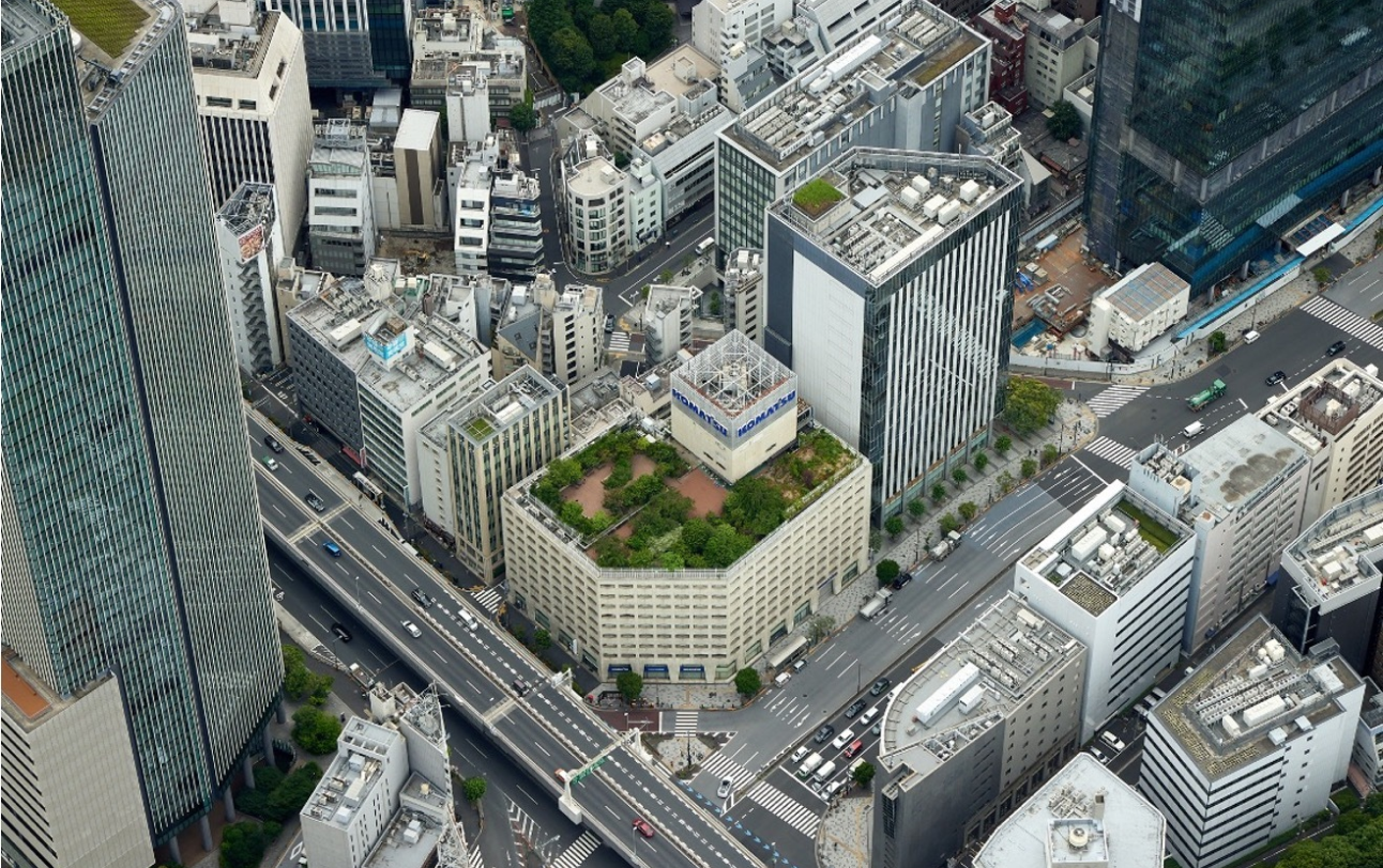 空から見ると屋上庭園の様子がよくわかります。移植された樹木は新本社にも受け継がれます。