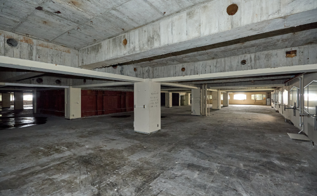 内装やケーブルなどが取り外され、分別解体を進めていきます。