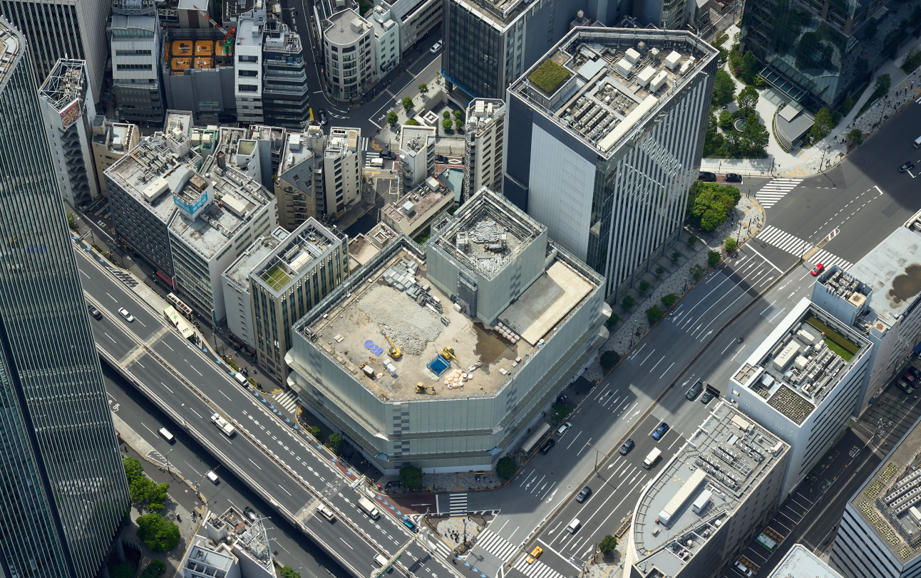 小さな黄色い機械は、屋上で活躍するコマツの建機です。