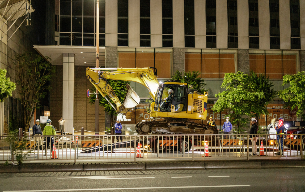 ロゴを下ろしたクレーンで、今度は解体で活躍する建機を吊り上げます。