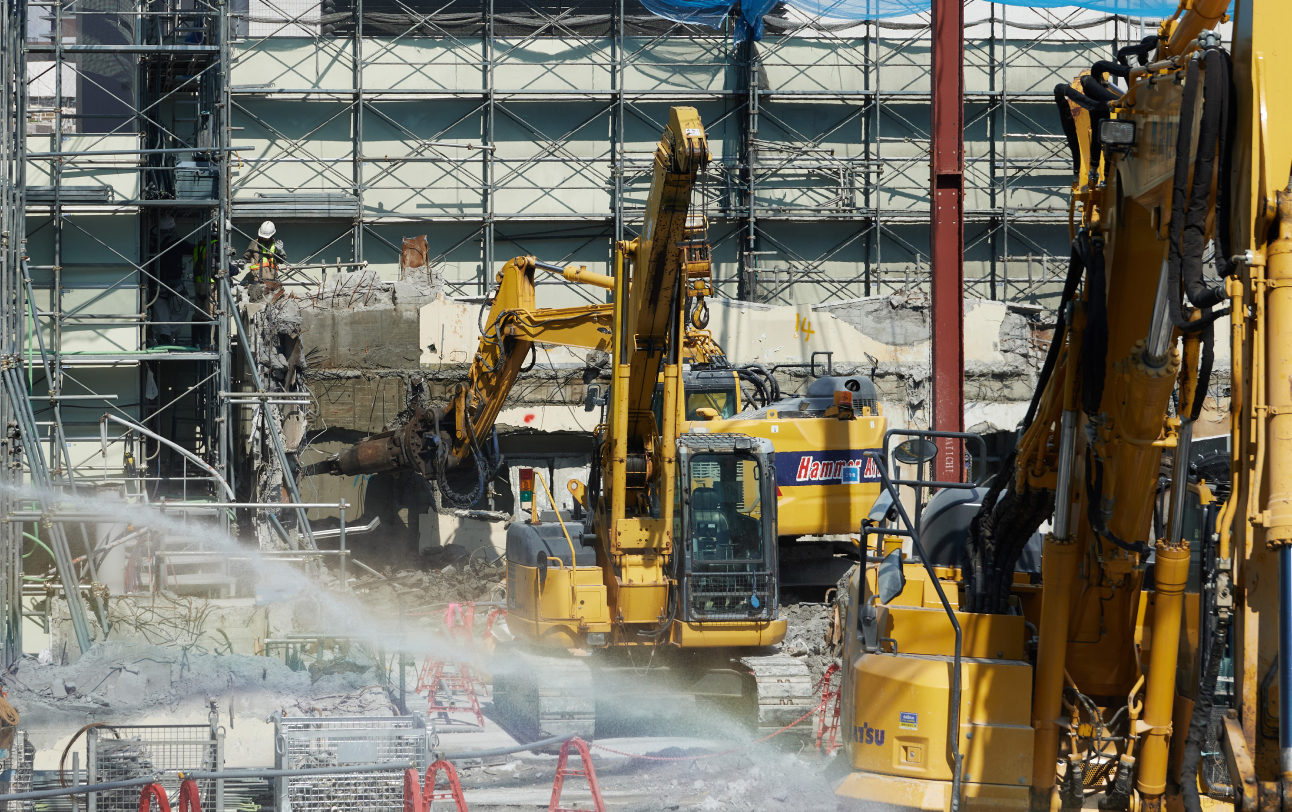 粉塵防止策として、散水もします。