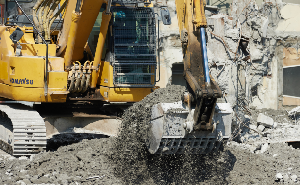 解体した建物の一部は、小さなコンクリートガラになります。移動にはコマツの油圧ショベルが活躍します。