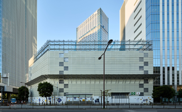 作業の進捗で低くなる建物に合わせ、養生シートも低くしていきます。