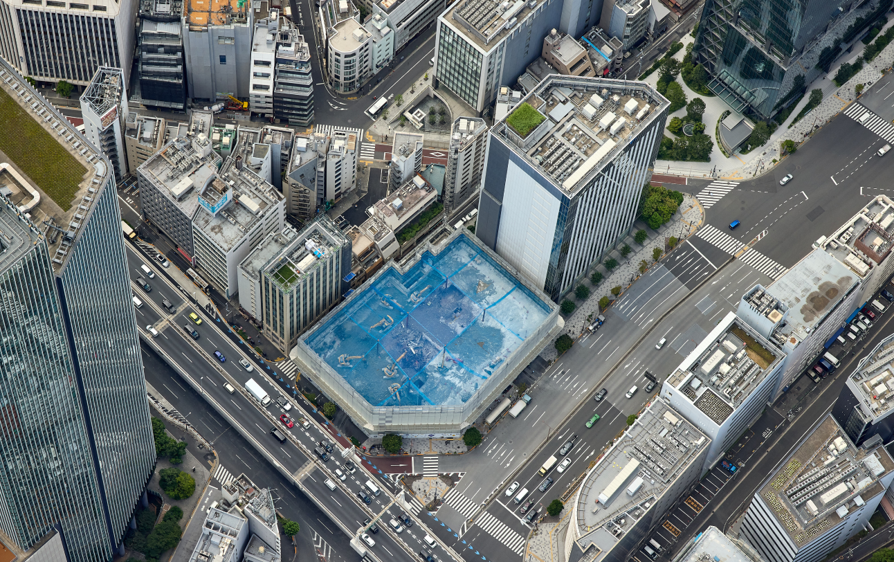 解体作業で活躍する数々の建機が、上空からも見えます。