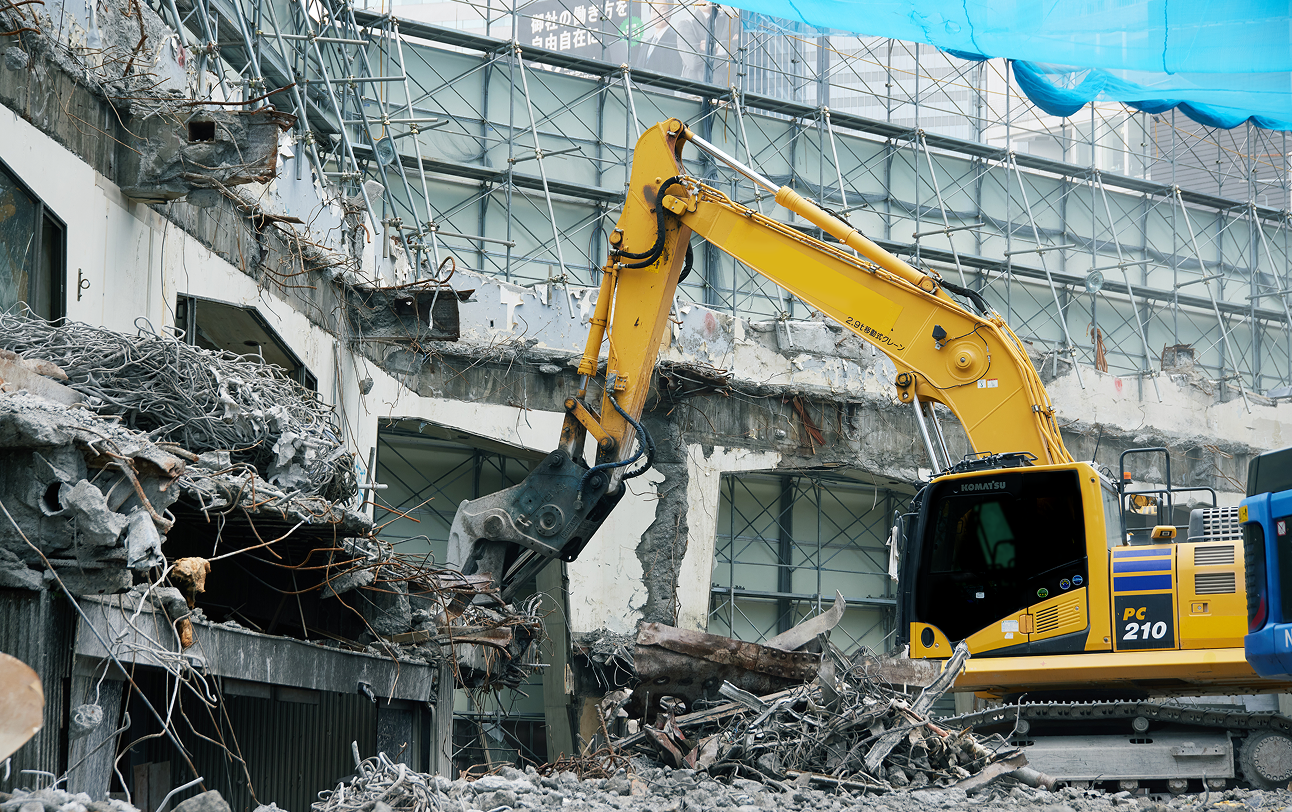 ２階の床を解体中