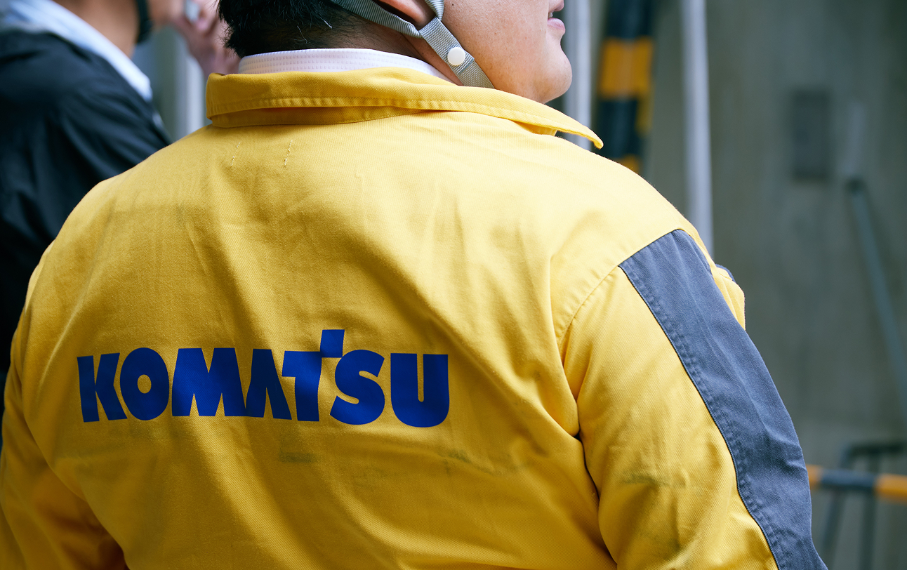 解体作業を見守るコマツ社員