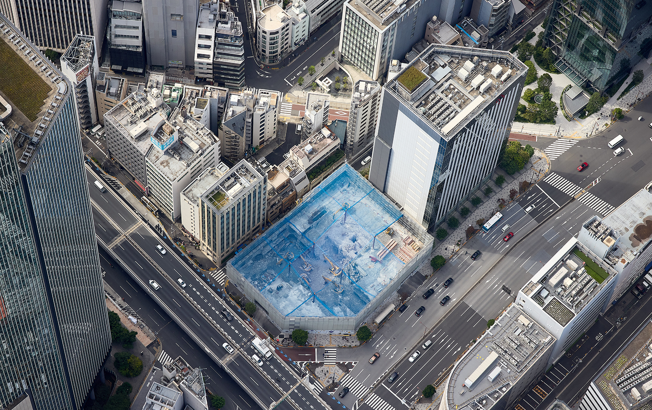 屋上に上げられた建機がついに1階に降りてきました