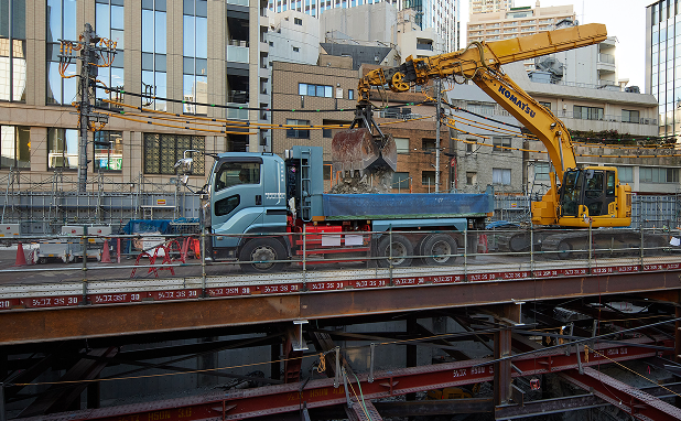 地下のコンクリートガラを搬出するのに活躍するテレスコクラム仕様の建機です