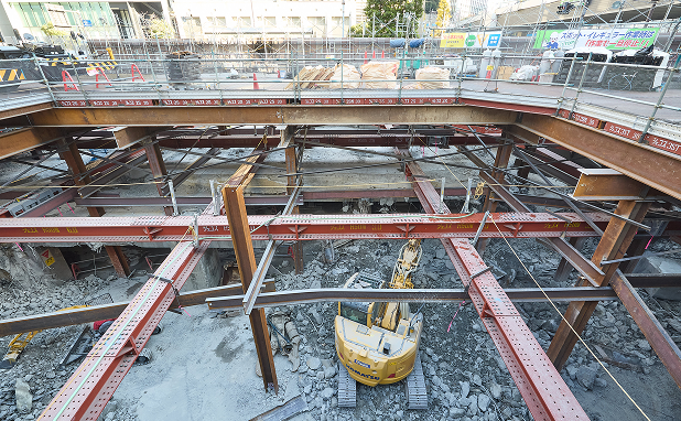 地上と地下で建機たちが連携して解体作業を進めます