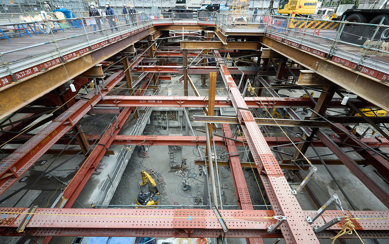 構台から地階を覗いた様子