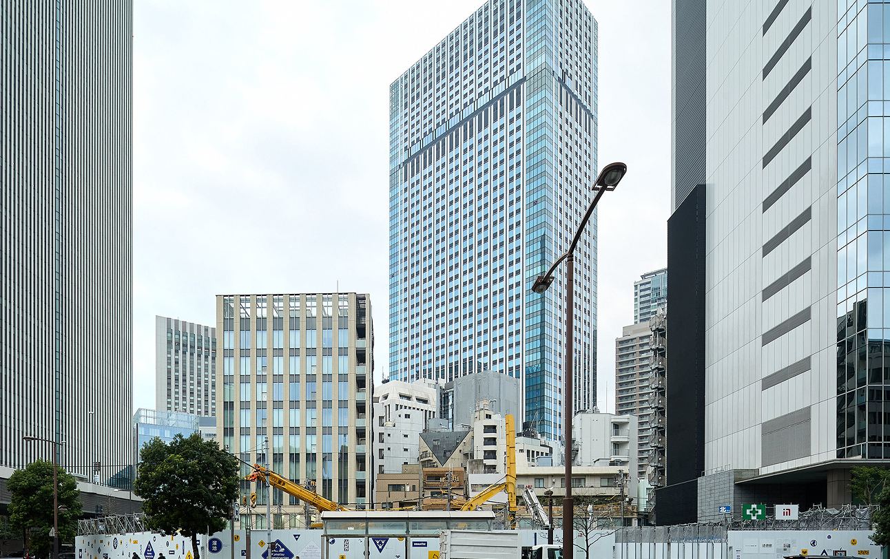 道路からは作業機しか見えません