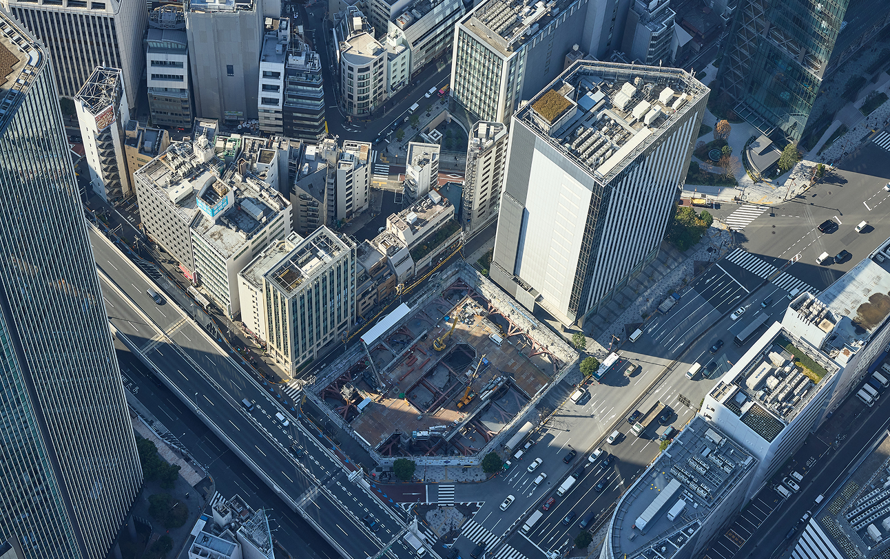 上空から見える建機は少なくなりましたが、地下では複数の建機が活躍中です