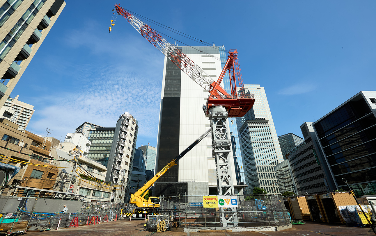 Tower crane at the center of the site
