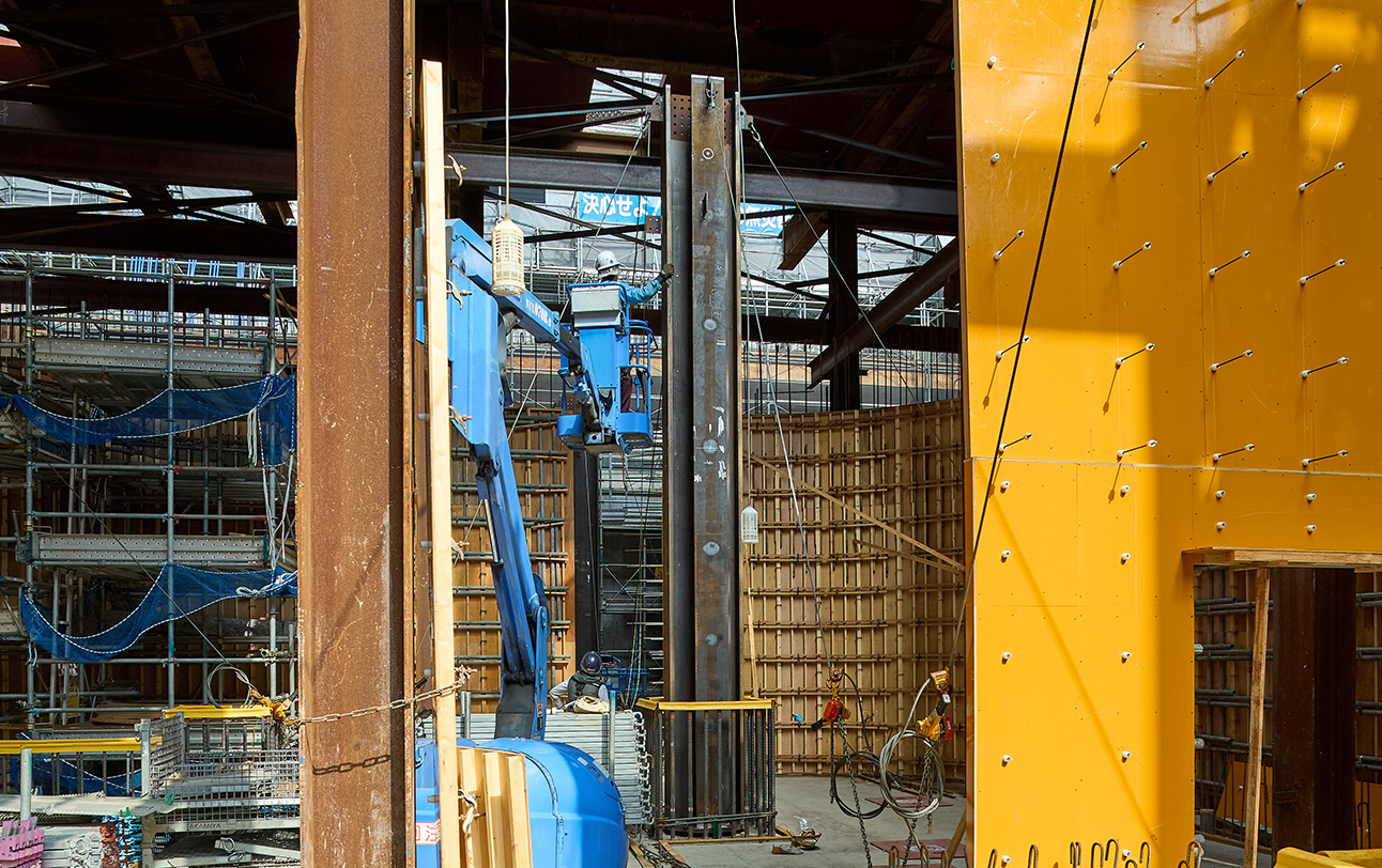 Underground columns supporting the new headquarters are being installed one after another.